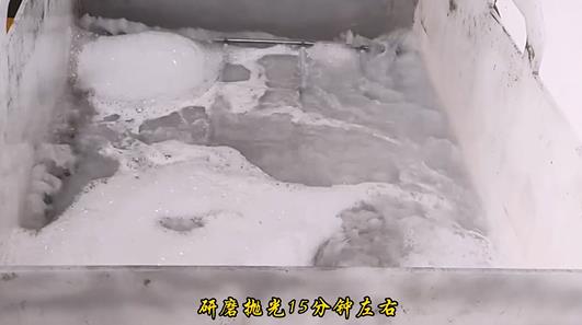 正在CNC機(jī)加工新能源鋁板拋光清洗去刀紋